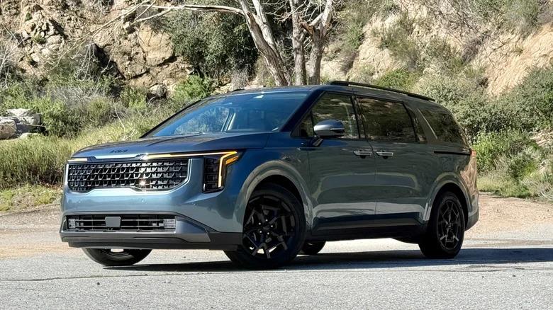 Kia Carnival Hybrid (13).jpg