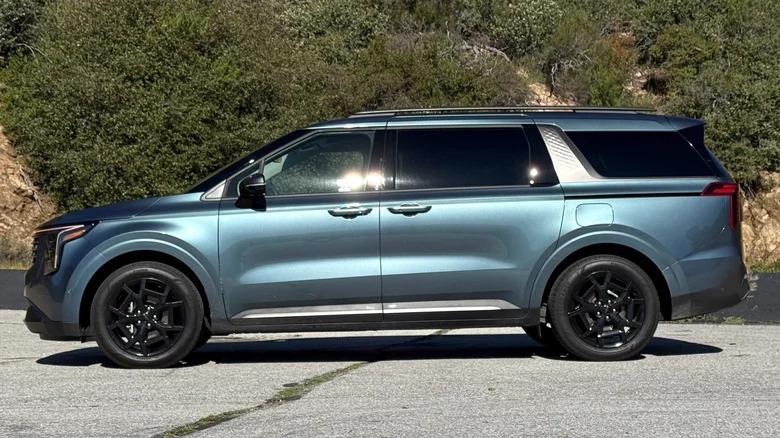 Kia Carnival Hybrid (12).jpg