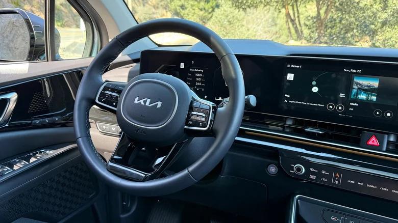 Kia Carnival Hybrid (11).jpg