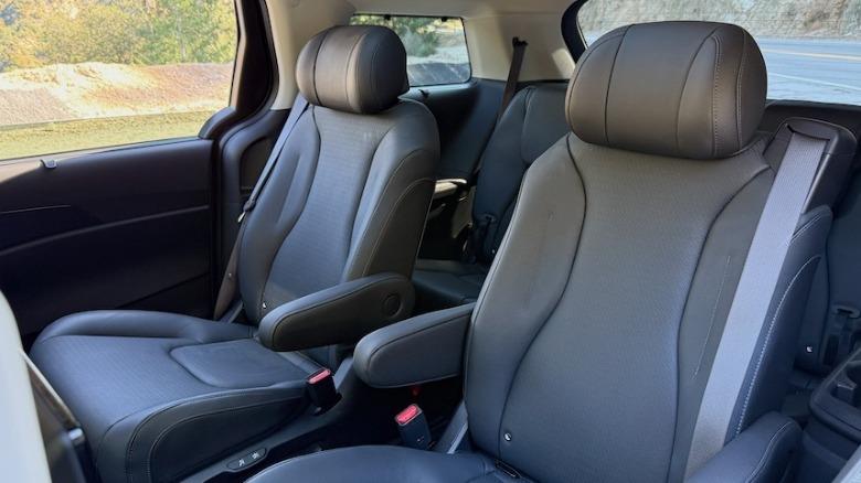 Kia Carnival Hybrid (4).jpg