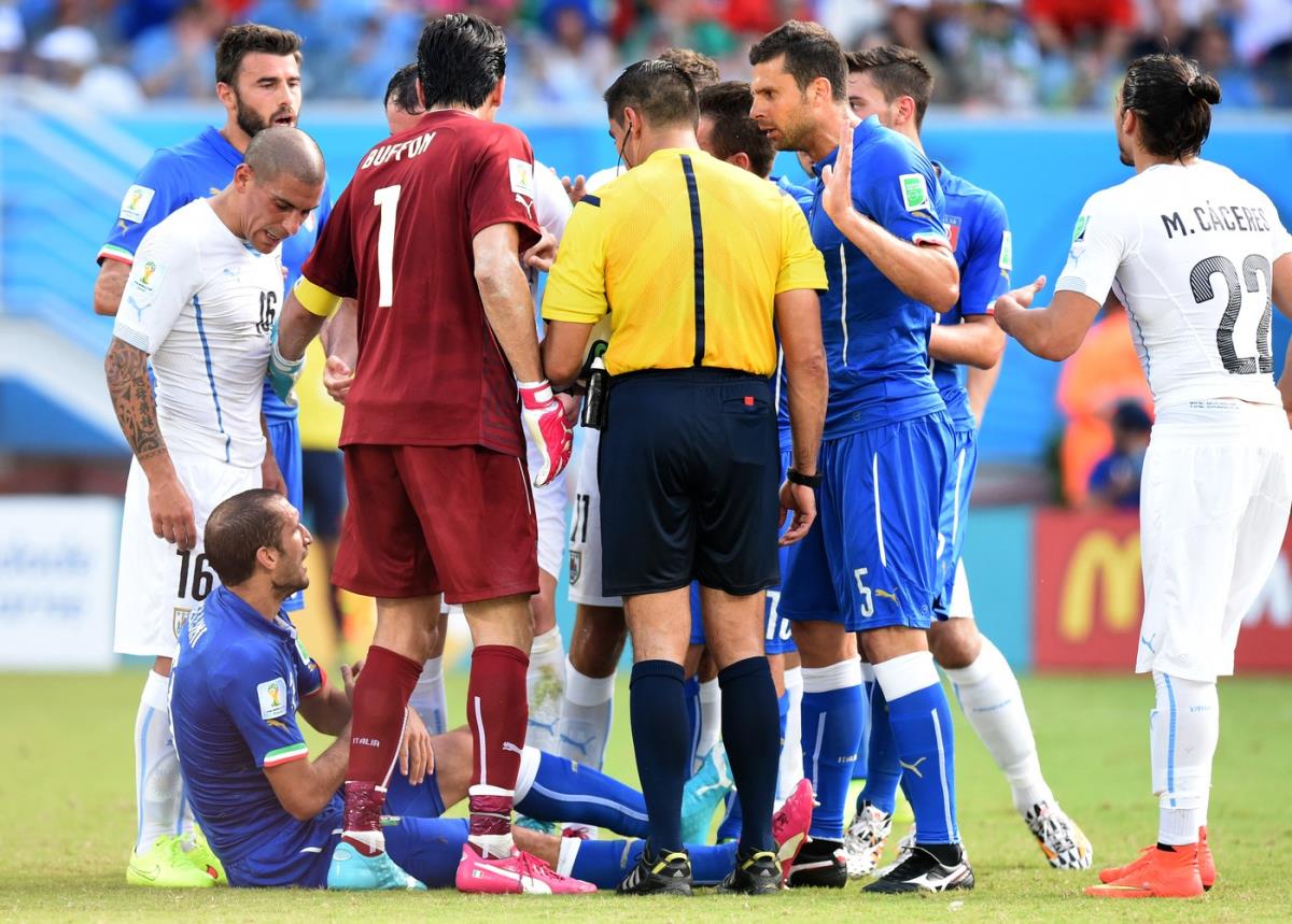 Italija - Urugvaj Đorđo Kjelini Luis Suarez