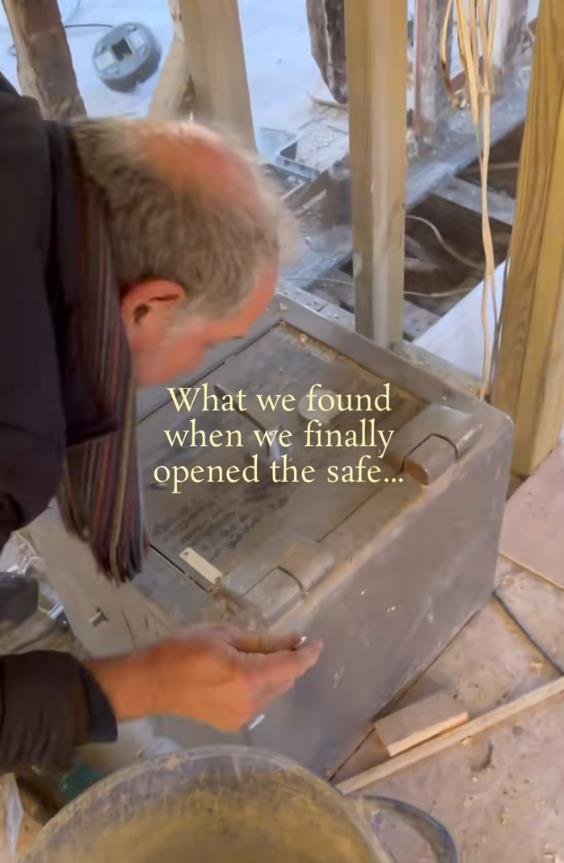 Otvaranje starog prašnjavog sefa tokom renoviranja kuće i otkrivanje njegovog sadržaja (1).jpg