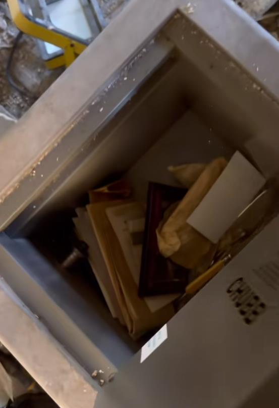 Otvaranje starog prašnjavog sefa tokom renoviranja kuće i otkrivanje njegovog sadržaja (2).png