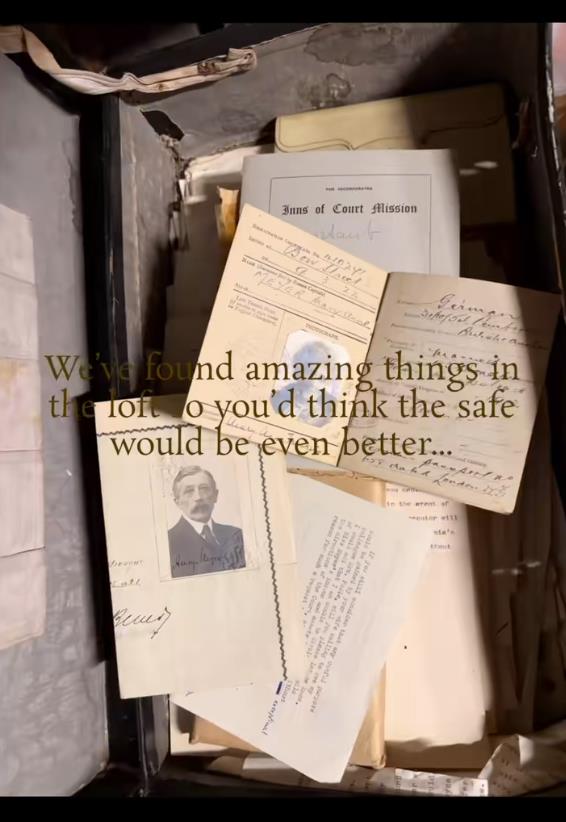 Otvaranje starog prašnjavog sefa tokom renoviranja kuće i otkrivanje njegovog sadržaja (5).png