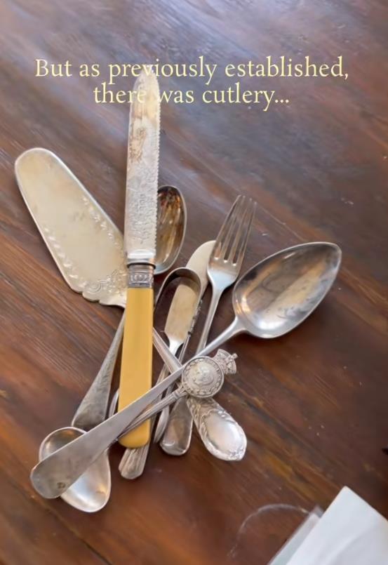 Otvaranje starog prašnjavog sefa tokom renoviranja kuće i otkrivanje njegovog sadržaja (6).png