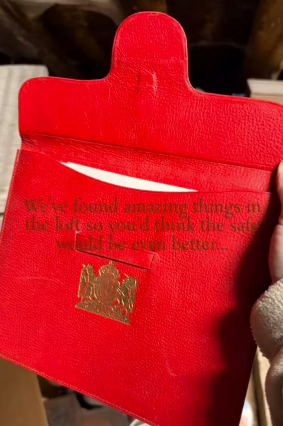 Otvaranje starog prašnjavog sefa tokom renoviranja kuće i otkrivanje njegovog sadržaja (10).png