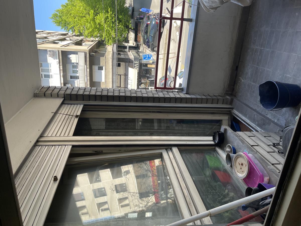 (FOTO/VIDEO) MAČKE SPAVAJU U SUDOPERI, RAZBACANA GARDEROBA, KRŠ I LOM! Kurir u stanu Stele Savić u kojem je živela do smrti sa dečkom