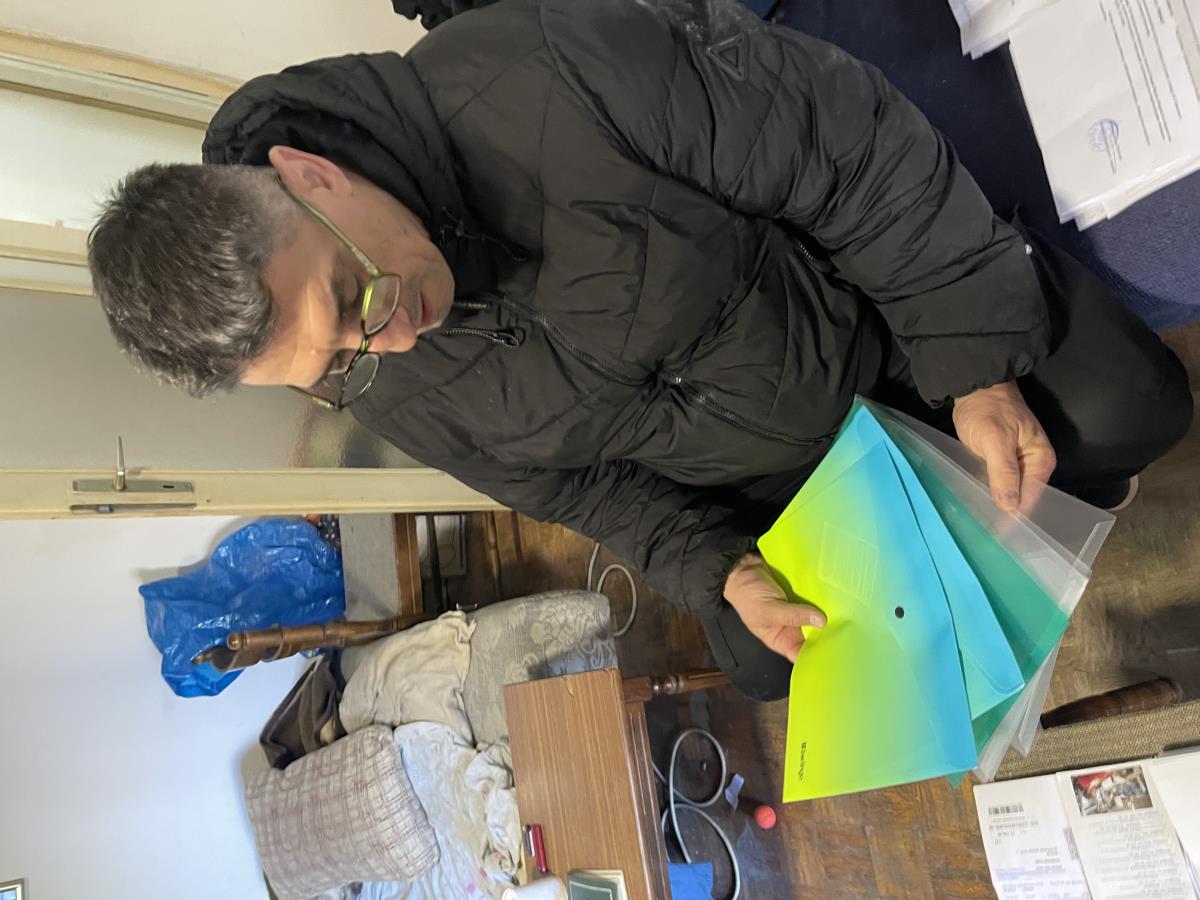 (FOTO/VIDEO) MAČKE SPAVAJU U SUDOPERI, RAZBACANA GARDEROBA, KRŠ I LOM! Kurir u stanu Stele Savić u kojem je živela do smrti sa dečkom