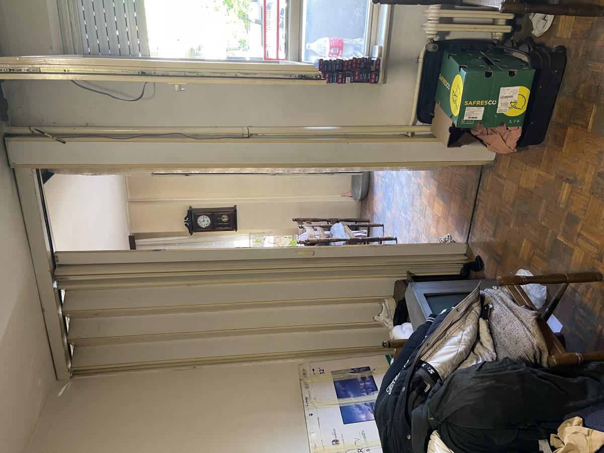 (FOTO/VIDEO) MAČKE SPAVAJU U SUDOPERI, RAZBACANA GARDEROBA, KRŠ I LOM! Kurir u stanu Stele Savić u kojem je živela do smrti sa dečkom