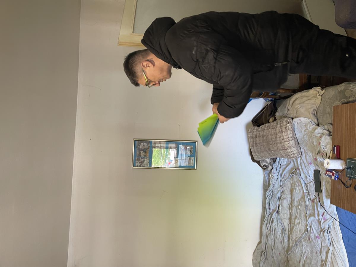 (FOTO/VIDEO) MAČKE SPAVAJU U SUDOPERI, RAZBACANA GARDEROBA, KRŠ I LOM! Kurir u stanu Stele Savić u kojem je živela do smrti sa dečkom