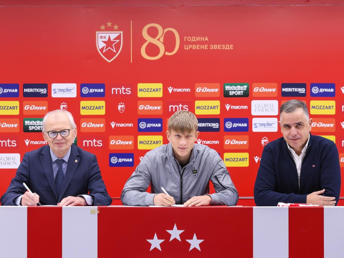 Vasilije Subotić prilikom potpisivanja profesionalnog ugovora sa Svetozarom Mijailovićem i Nikolom Jelićem