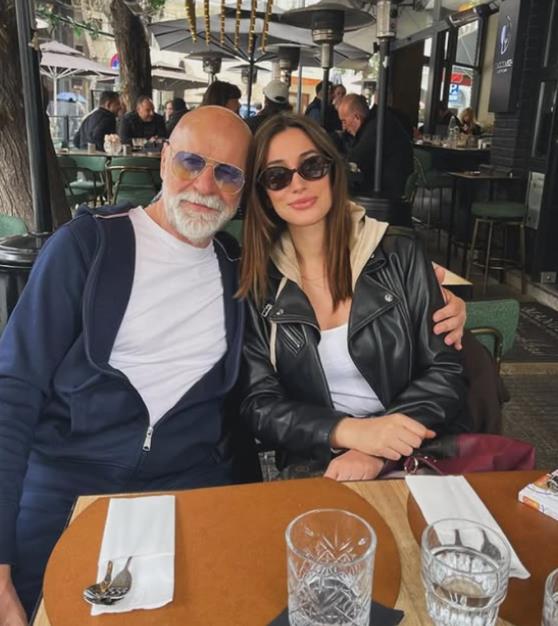 "DA NE POSTOJE OŽENJENI, ONA SE NIKAD NE BI UDALA" Naš pevač (69) prevario ženu sa drugaricom, pa se venčali, a sad pozira sa ovom lepoticom (FOTO)