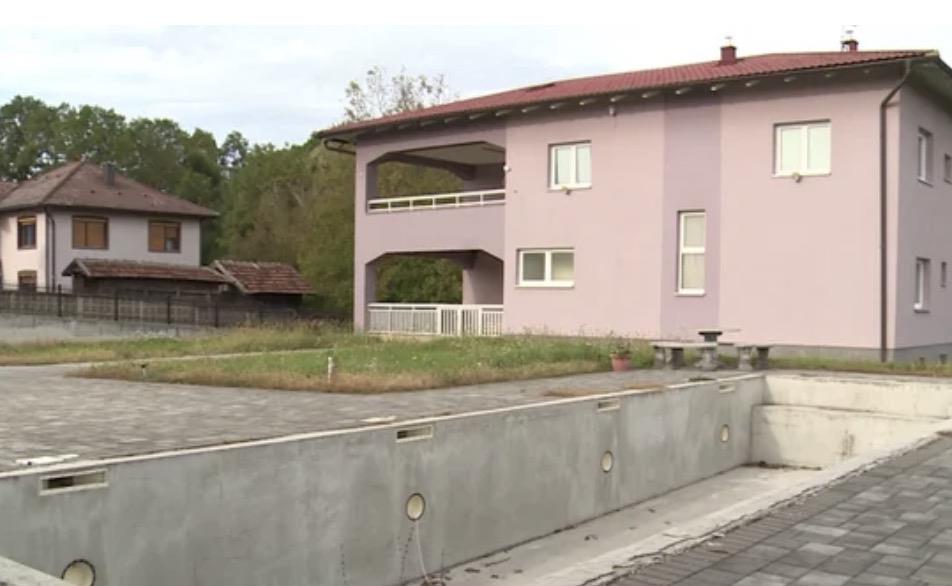 OVAKO IZGLEDA ASMINOVO IMANJE OD 700.000 EVRA! U selu napravili kuću od 700 kvadrata sa bazenom i 13 soba: Aneli dolazila: Tetka sve otkrila
