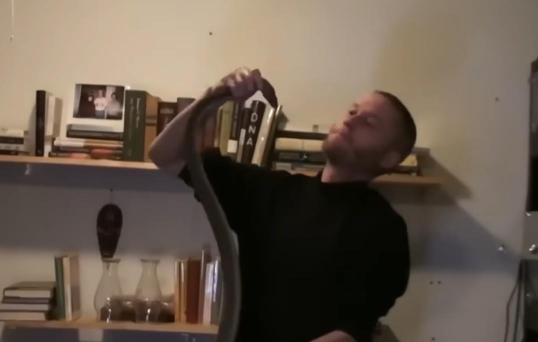 Tim Frid drži zmiju i učestvuje u eksperimentima sa otrovom (6).jpg