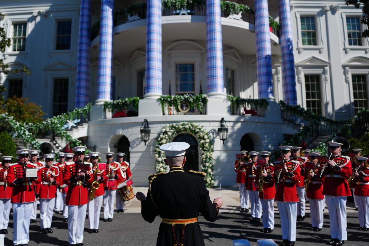 tramp02 EPA Aaron Schwartz  Pool.jpg