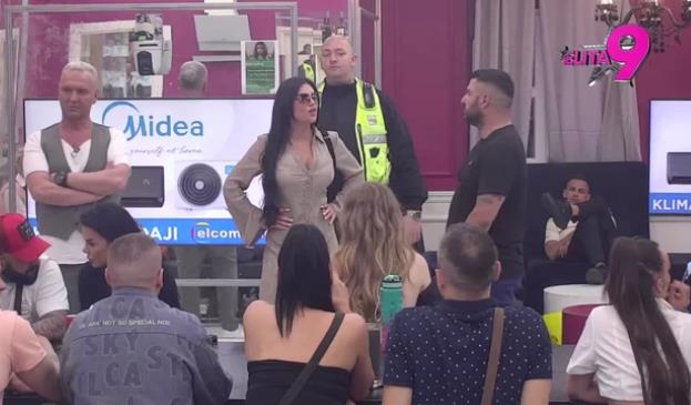 ŠOK PREOKRET! Aneli i Asmin se udružili protiv Stanije! Ahmićeva urlala, pale teške uvrede! Brutalan okršaj: Ti si za mene obična... (VIDEO)
