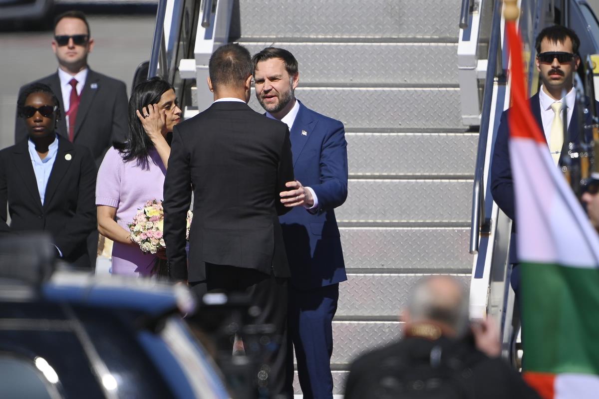 vance01 EPA Zsolt Szigetvary.jpg