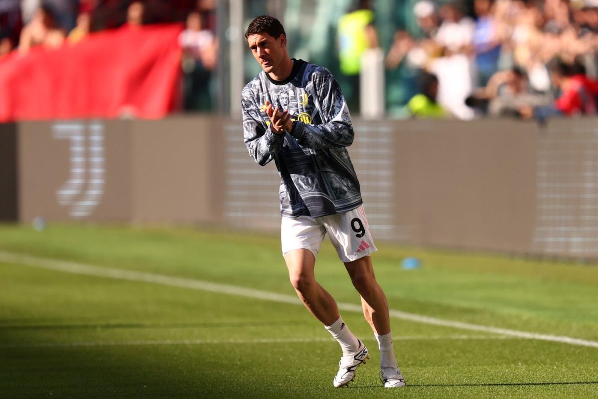 Dušan Vlahović na zagrevanju tokom meča Juventus - Đenova