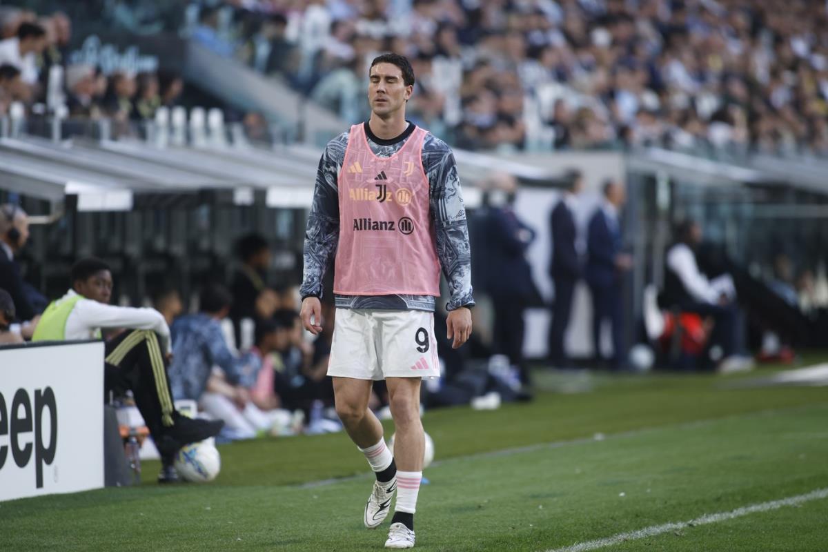 Dušan Vlahović na zagrevanju tokom meča Juventus - Đenova