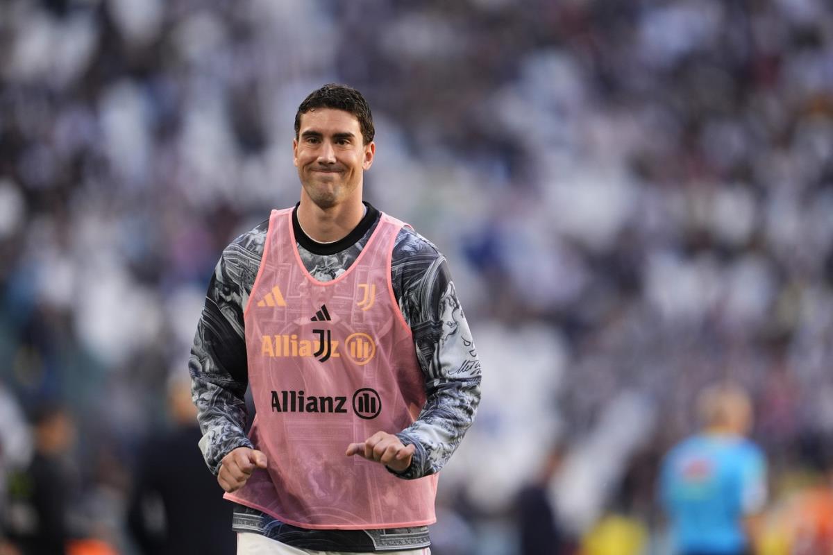 Dušan Vlahović na zagrevanju tokom meča Juventus - Đenova