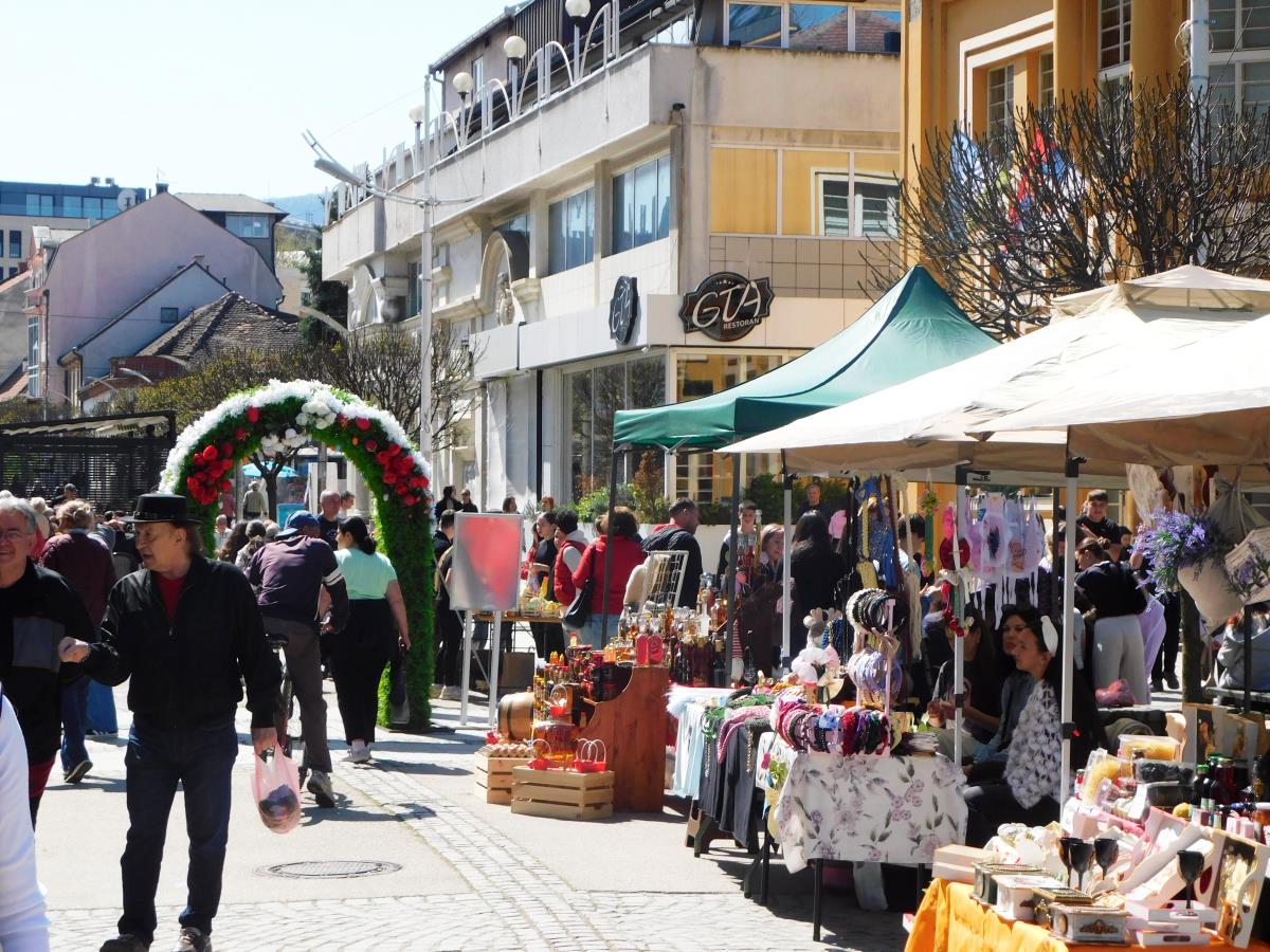 LOZNICA - Bazar na šetalištu.jpg