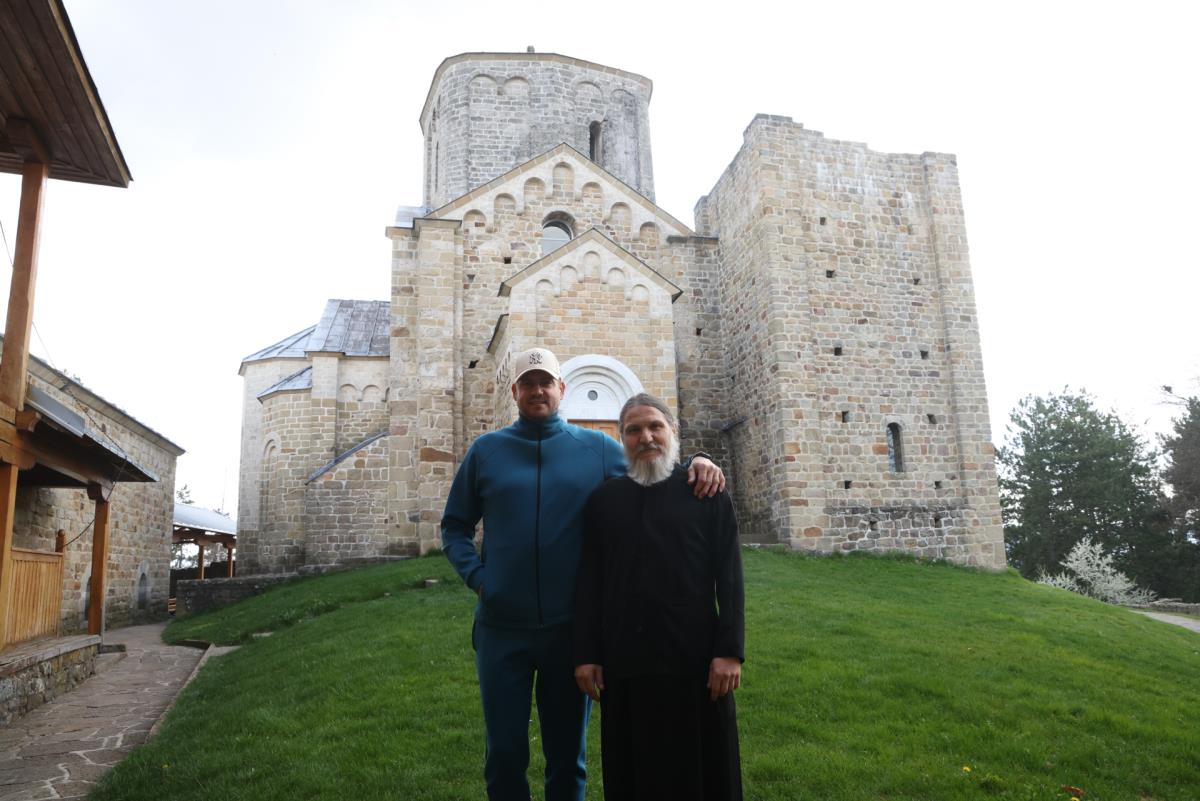 Nenad Lalatović i iguman Gavrilo ispred manastira Đurđevi Stupovi