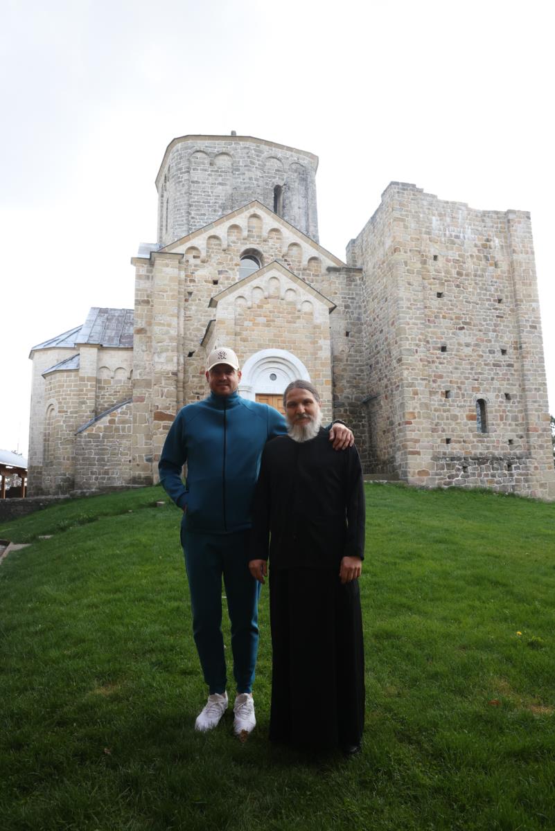 Nenad Lalatović i iguman Gavrilo ispred manastira Đurđevi Stupovi