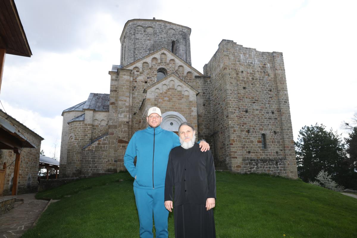 Nenad Lalatović i iguman Gavrilo ispred manastira Đurđevi Stupovi