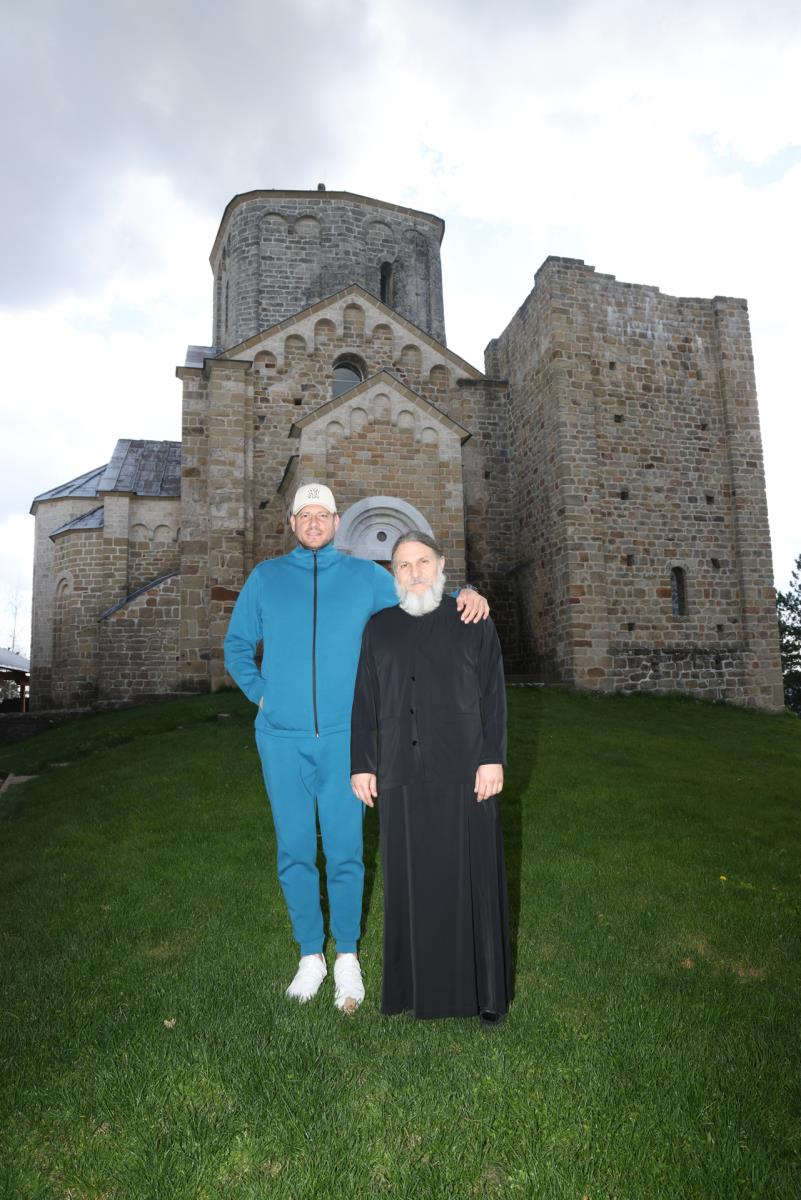 Nenad Lalatović i iguman Gavrilo ispred manastira Đurđevi Stupovi