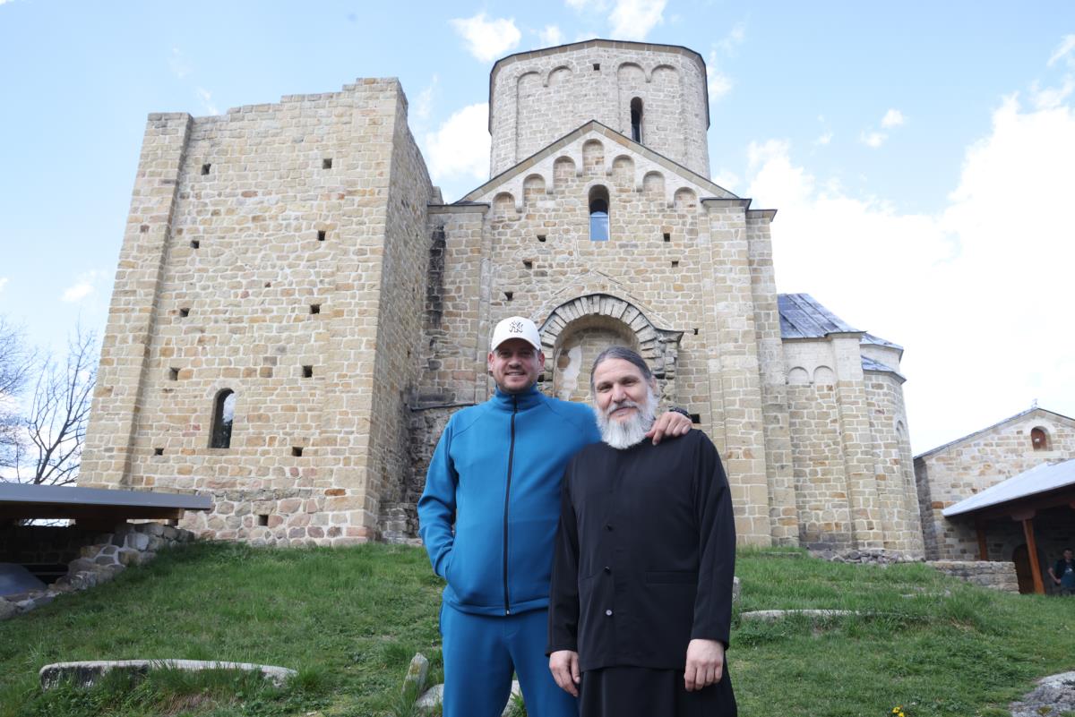 Nenad Lalatović i iguman Gavrilo ispred manastira Đurđevi Stupovi