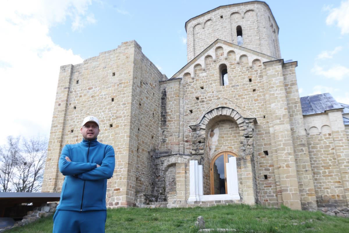 Nenad Lalatović u manastiru Đurđevi Stupovi