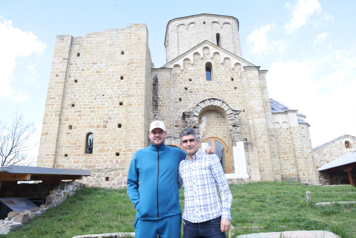 Nenad Lalatović i novinar Kurira ispred manastira Đurđevi Stupovi