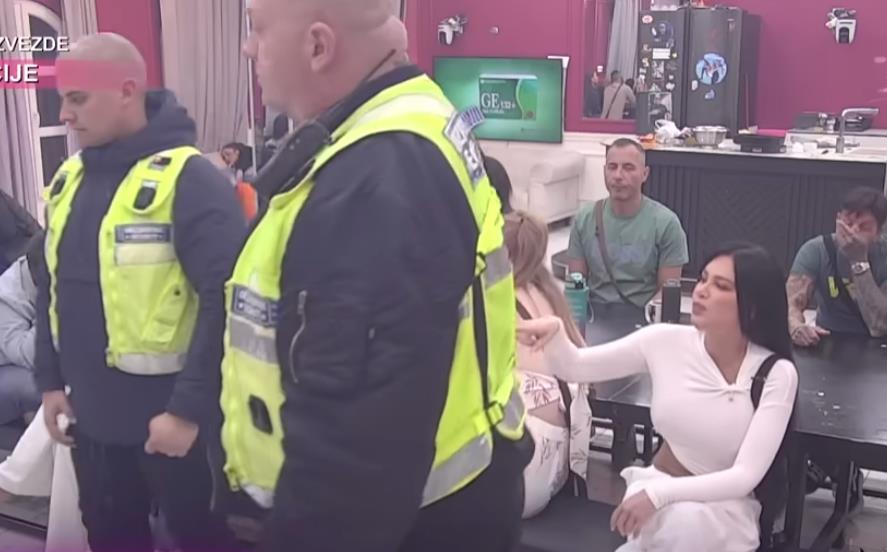 OBEZBEĐENJE ULETELO U BELU KUĆU: Napravili živi zid između Stanije i Aneli - pale i pretnje (FOTO/VIDEO)