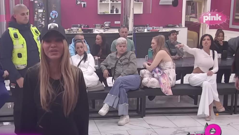 OBEZBEĐENJE ULETELO U BELU KUĆU: Napravili živi zid između Stanije i Aneli - pale i pretnje (FOTO/VIDEO)