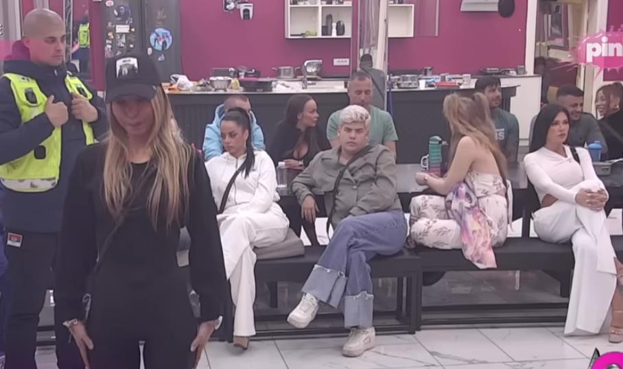 OBEZBEĐENJE ULETELO U BELU KUĆU: Napravili živi zid između Stanije i Aneli - pale i pretnje (FOTO/VIDEO)