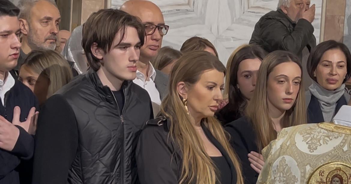CECA RAŽNATOVIĆ I KRISTIJAN GOLUBOVIĆ NA VASKRŠNJOJ LITURGIJI! Poznati se sjatili u Hram Svetog Save - Posle duge medijske ilegale, pojavio se i on (PAPARACO)