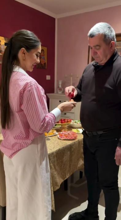 ANĐELA ĐURIČIĆ NEGUJE TRADICIJU ZA VASKRS: Objavila video sa ovim muškarcem, a snimak je nasmejao sve na mrežama! Evo šta se dešava u njenom domu na praznik