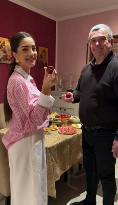 ANĐELA ĐURIČIĆ NEGUJE TRADICIJU ZA VASKRS: Objavila video sa ovim muškarcem, a snimak je nasmejao sve na mrežama! Evo šta se dešava u njenom domu na praznik