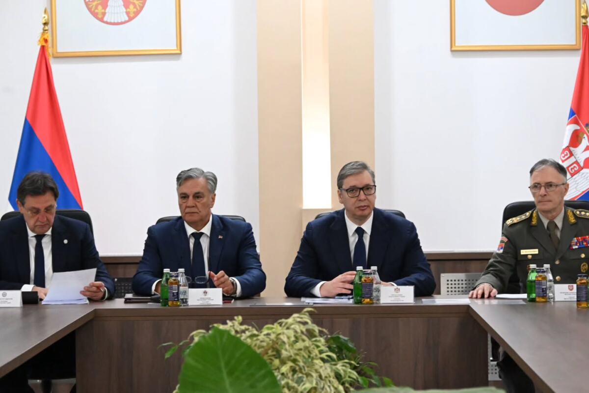 Aleksandar Vučić sastanak vojni vrh Generalštab Banjica 2  (3).jpg