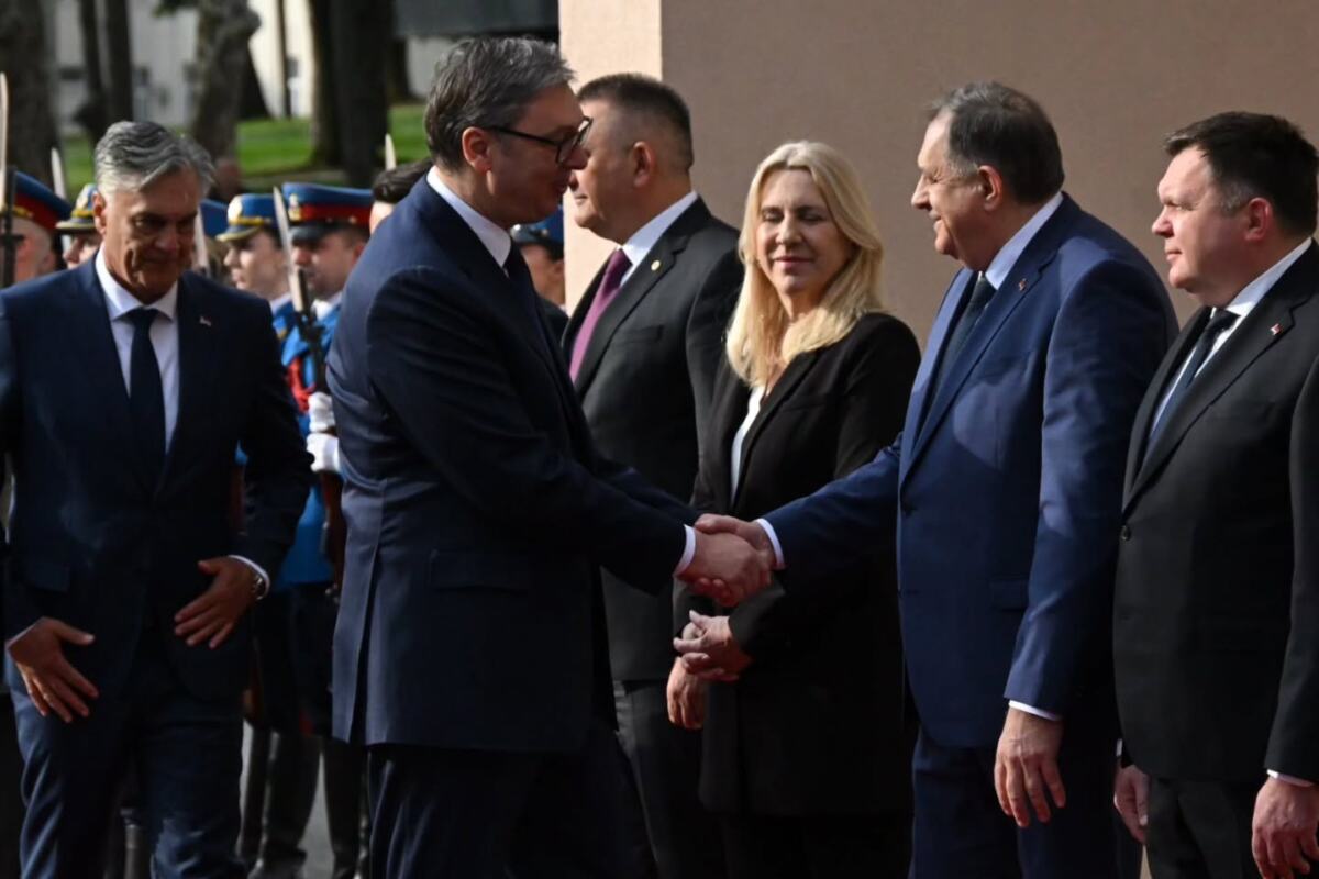 Aleksandar Vučić sastanak vojni vrh Generalštab Banjica 2  (2).jpg