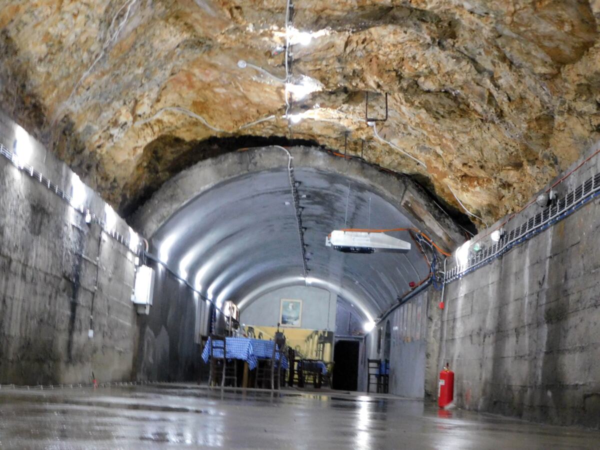 MALI ZVORNIK - U stenama.jpg