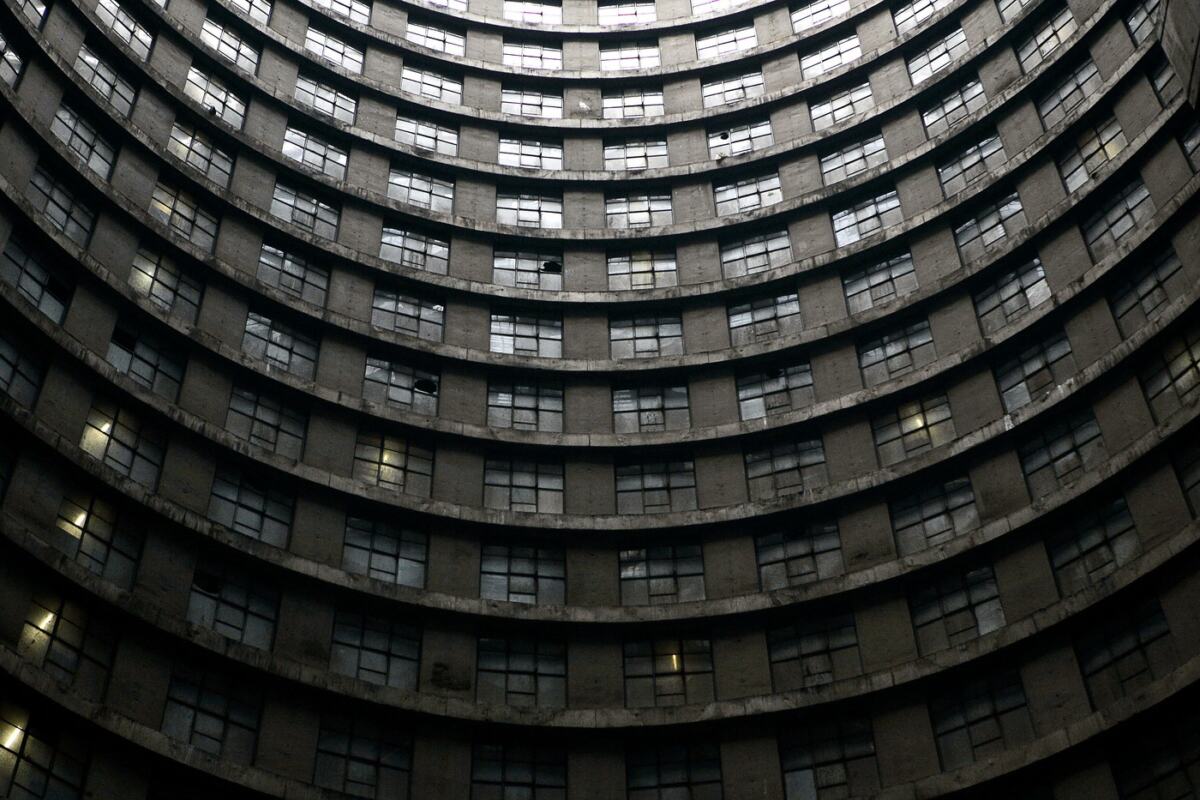 Neboder Ponte Tauer u Johanesburgu, cilindrična zgrada sa šupljim jezgrom