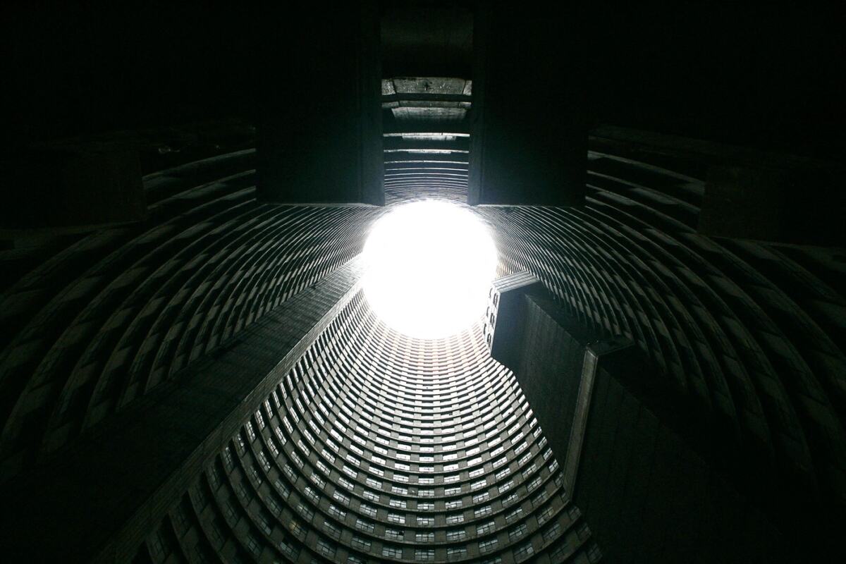 Neboder Ponte Tauer u Johanesburgu, cilindrična zgrada sa šupljim jezgrom