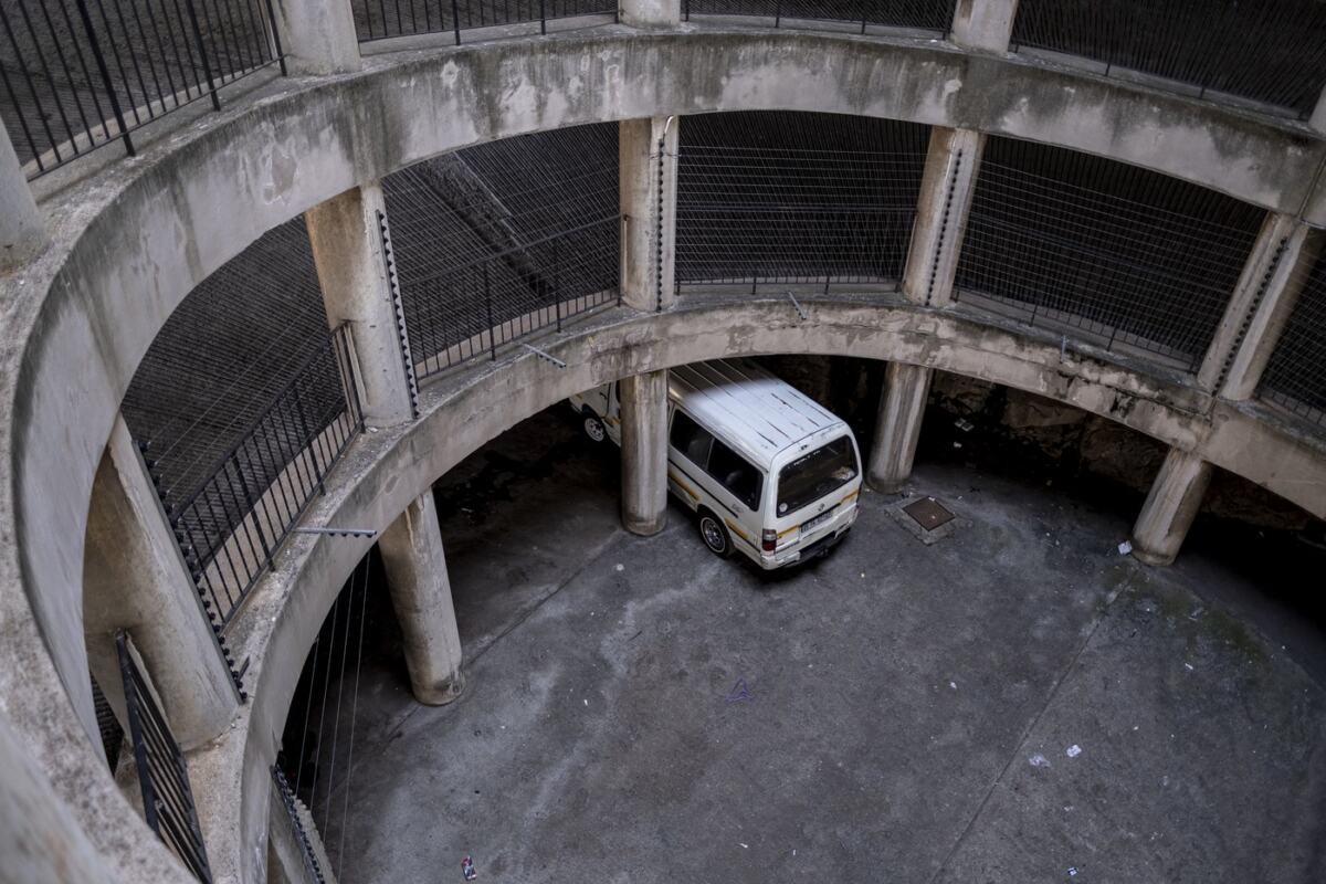 Neboder Ponte Tauer u Johanesburgu, cilindrična zgrada sa šupljim jezgrom