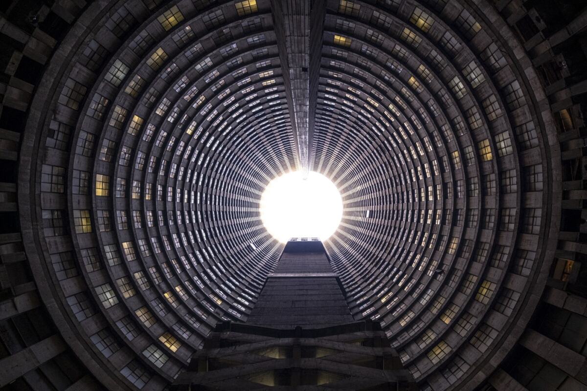 Neboder Ponte Tauer u Johanesburgu, cilindrična zgrada sa šupljim jezgrom