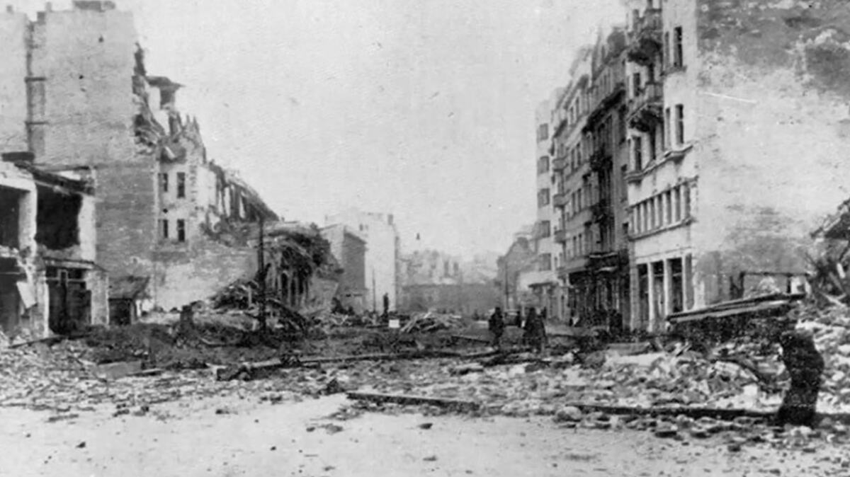 Dečanska ulica u Beogradu posle bombardovanja 1944.