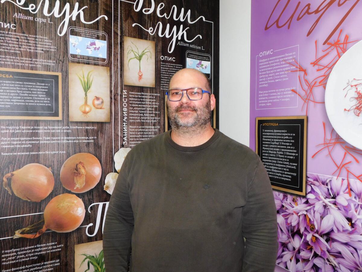 LOZNICA - Uroš autor izložbe.jpg