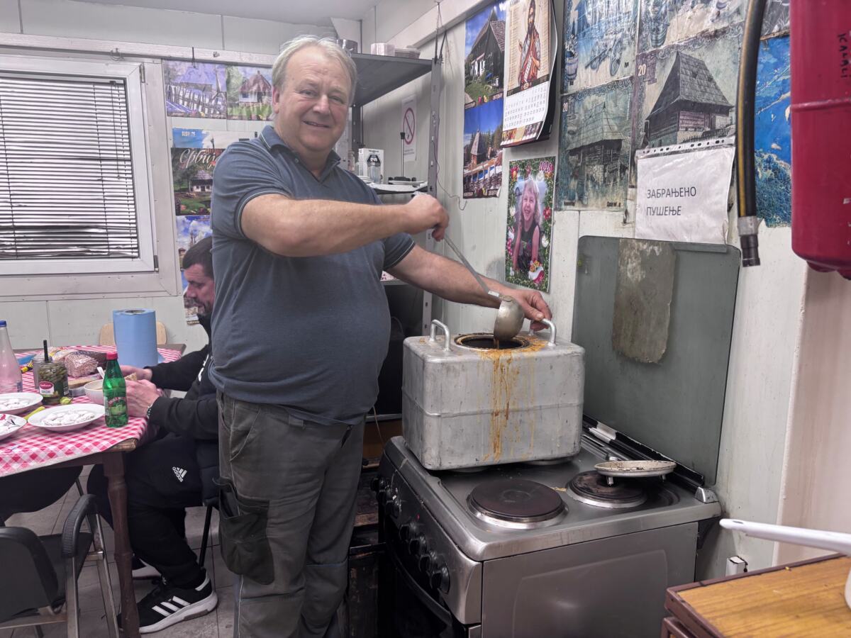 Radnik Parking servisa Dragan Gligorić sprema pasulj za kolege_autor fotografije Ivan Ilić.jpg