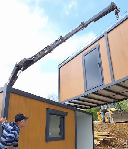 postevljena dva kontejnera.png