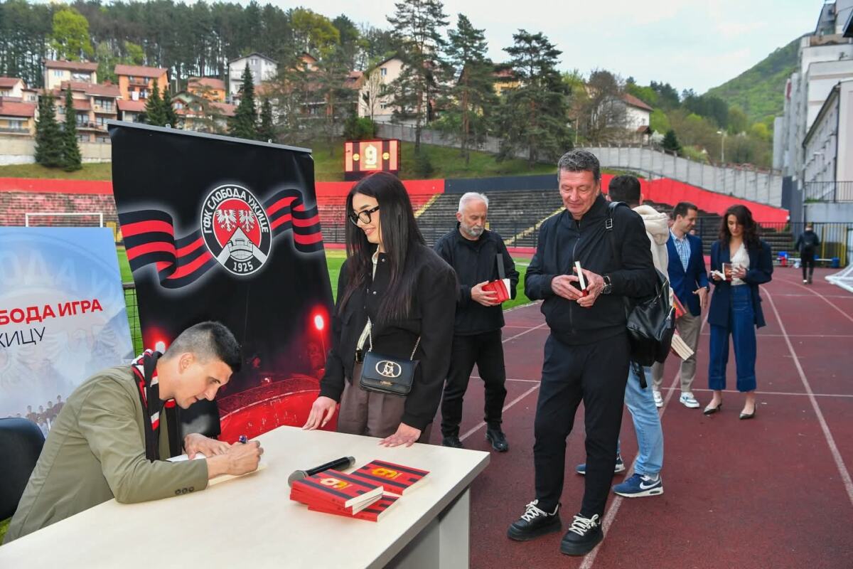 Promocija romana Devetka na stadionu Radomir Antić u Užicu 04.jpeg
